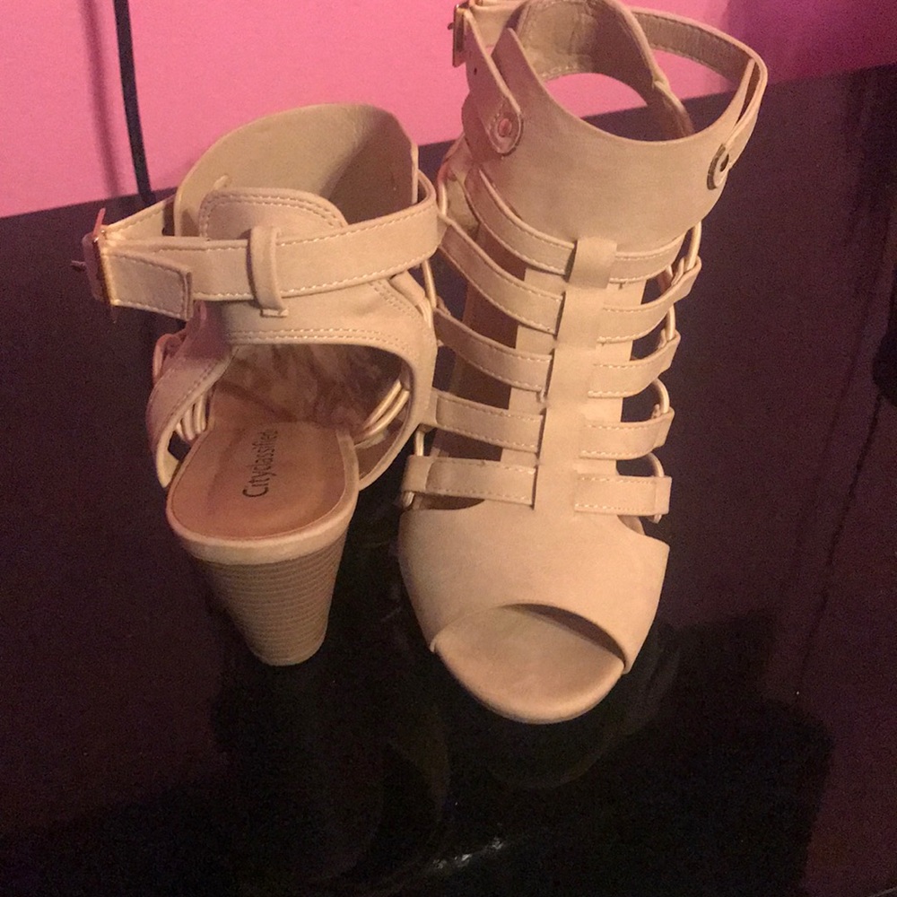 City Classified woven tan heels